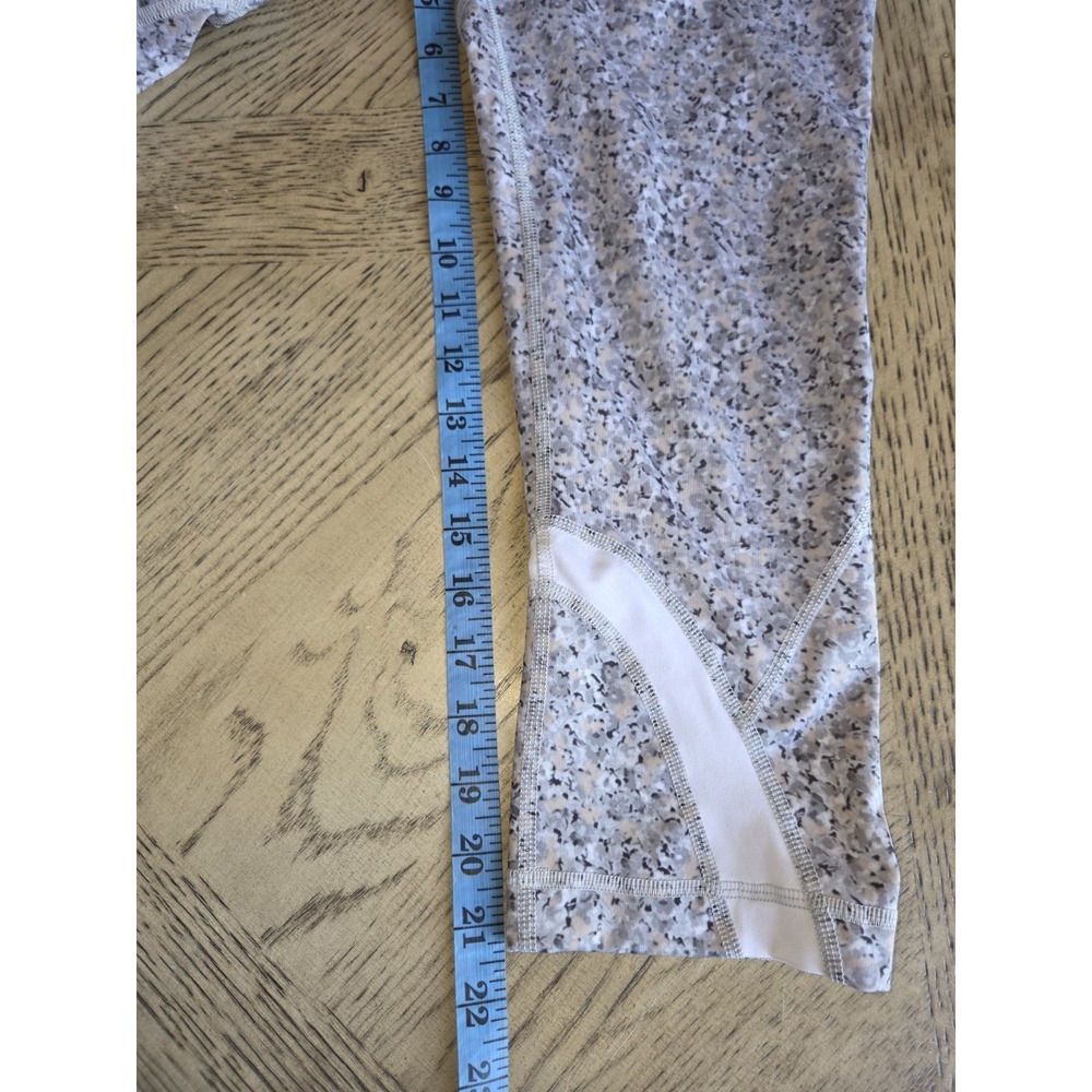 Lululemon Leggings Womens Size 8 Gray Flower Capri Pants Yoga Running Workout - Picture 6 of 10